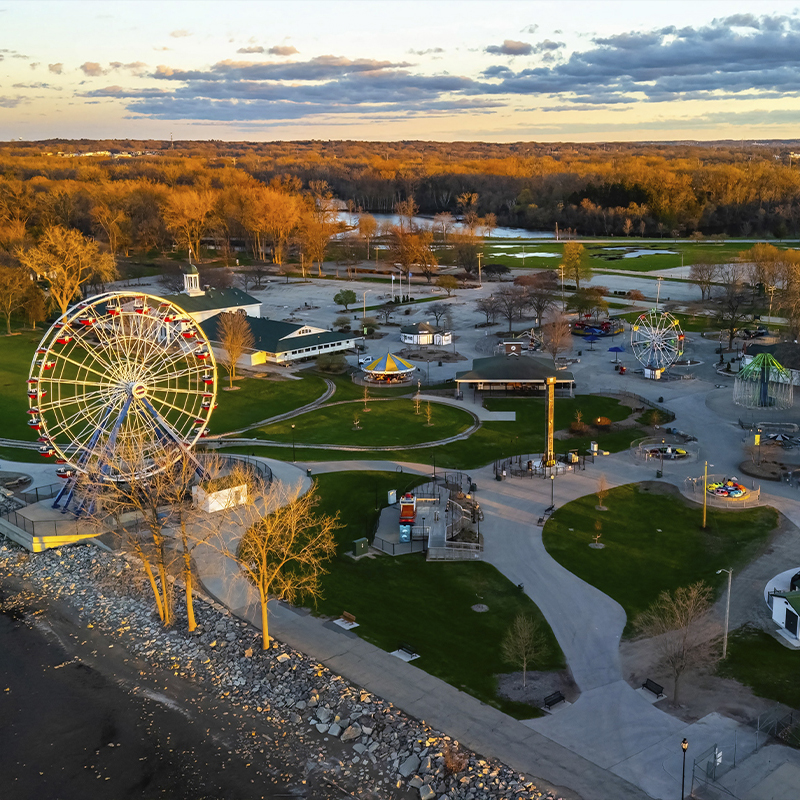 A park filled with amusement rides galvanizing for recreational use